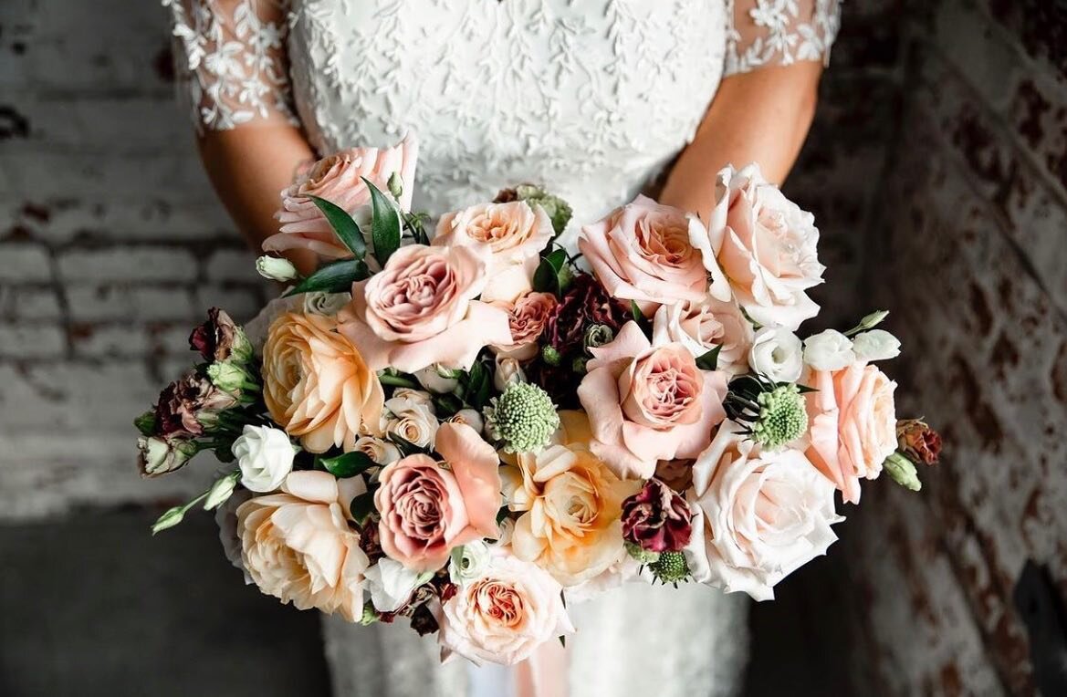 Beautiful collaboration makes for truly stunning results. Loving this shot featuring a unique bouquet made by @thestemsend for a beautiful @casablanca_weddings bride 💐

📸 @casablanca_weddings