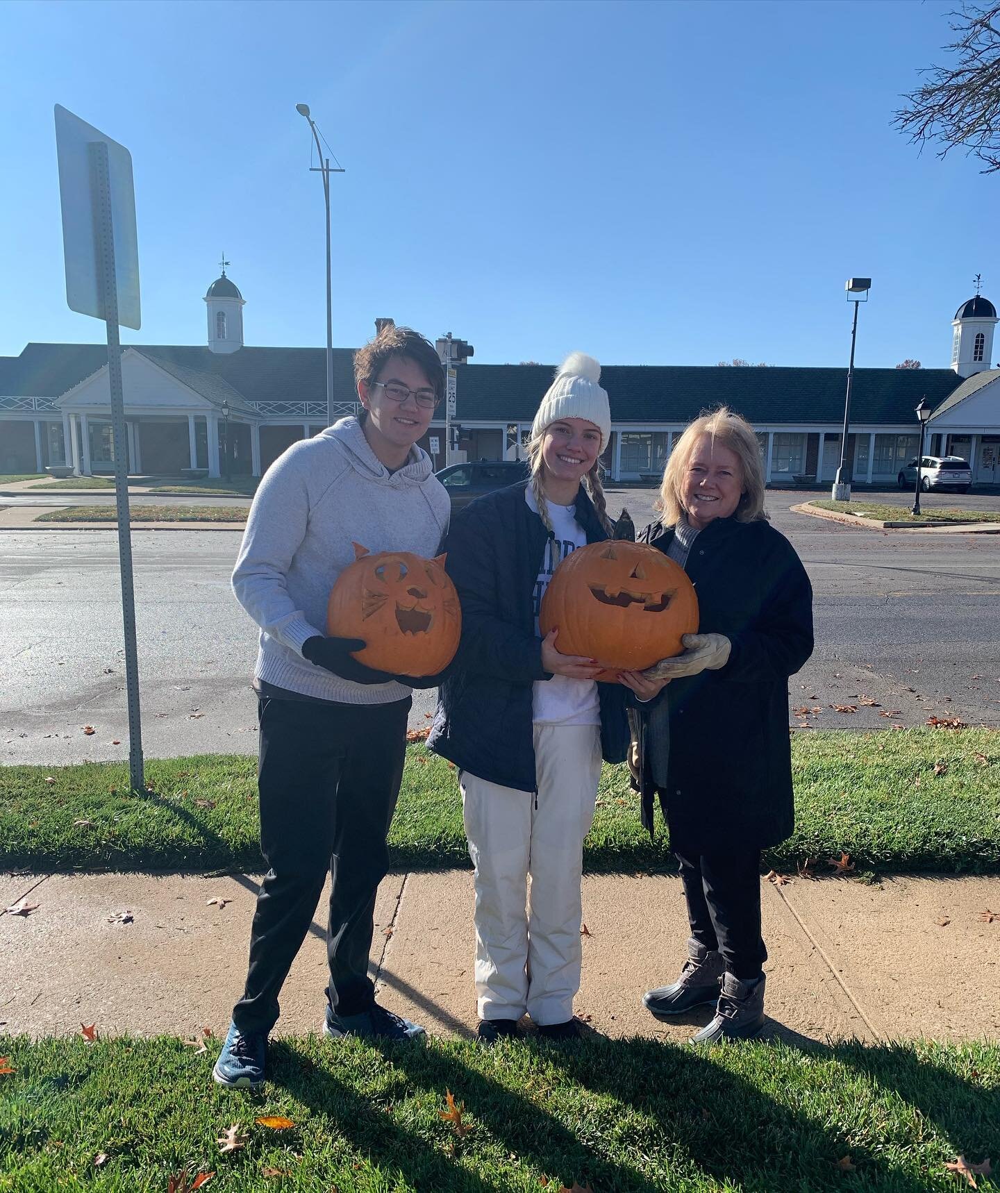 Pumpkin Drop Off Day!!!! 🎃🎃🎃🎃
Save your pumpkins from the landfill at any of our three locations today before 2pm:
Corinth Square- 83rd &amp; Mission
Lakeside Nature Center- 4701 Gregory
KC Can Compost- 3119 Terrace Street

@corinth_square 
#comp