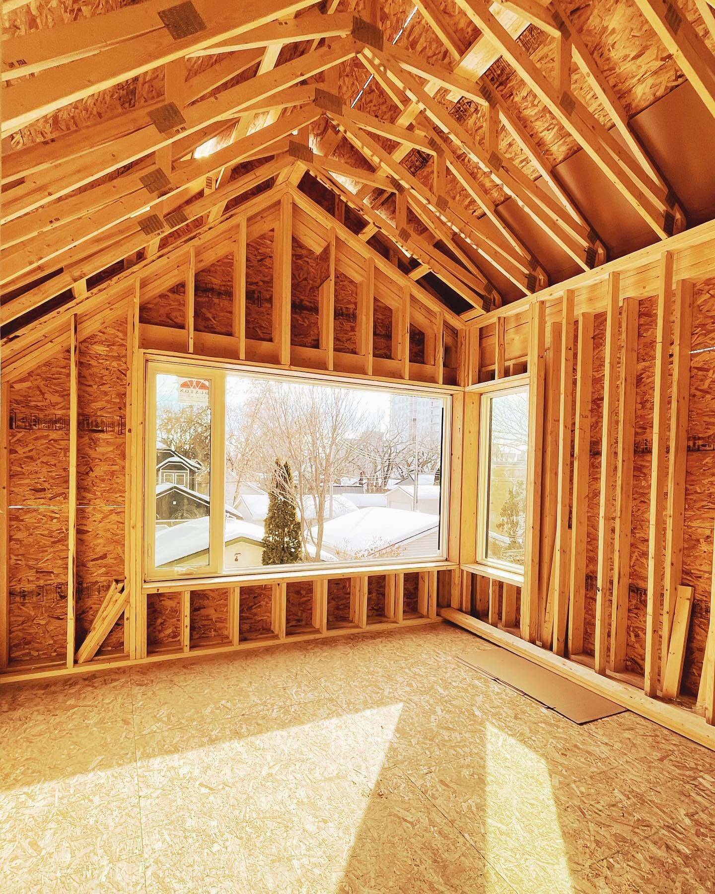 Vaulted ceiling and large south facing windows highlighting the primary bedroom in our latest custom build in Nutana! 

Framing by @taylorguy22