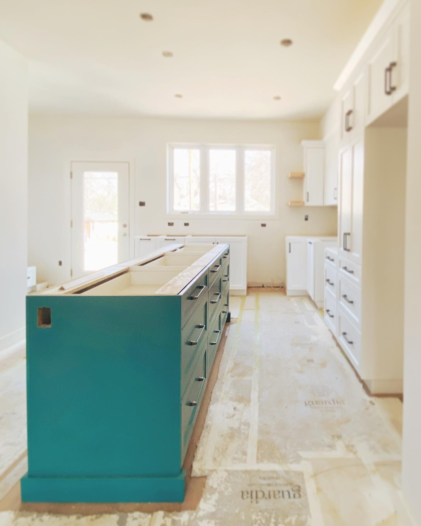 Loving the splash of colour on the kitchen island in our new #buenavistayxe build!

#islandliving #splashofcolour