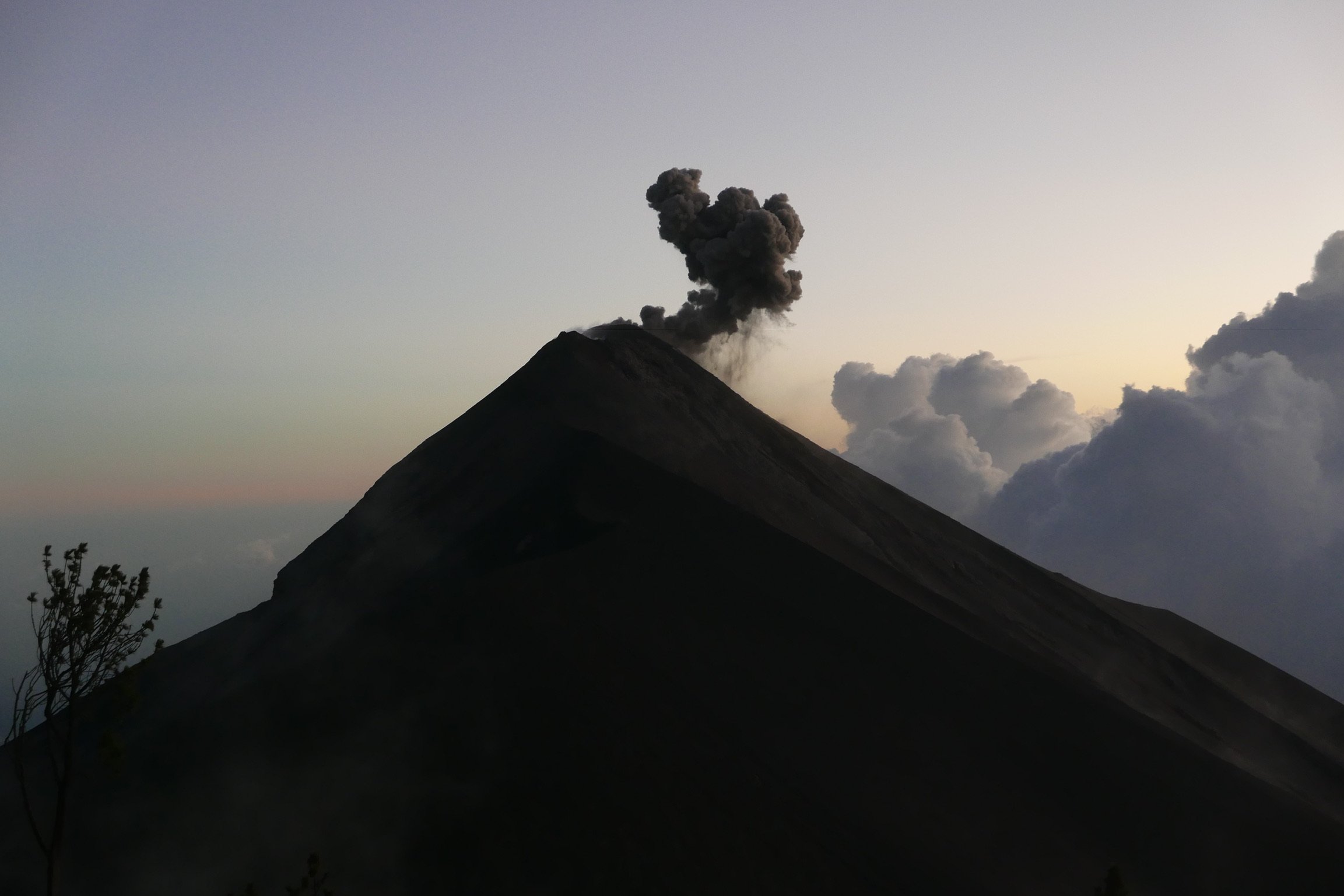 UNMISSABLE GUATEMALA: HIKING VOLCANO ACATENANGO