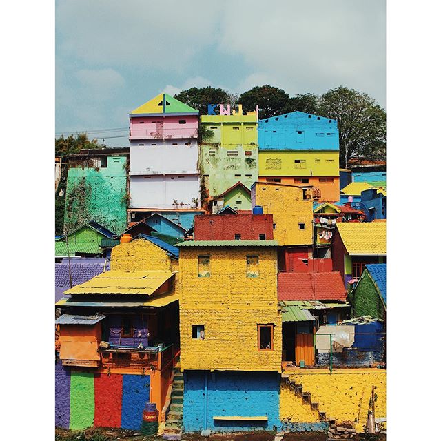 Kampung Pelangi (Rainbow Village), East Java, Indonesia.
.
In April 2017, this little hamlet was granted money from the Indonesian government for a community improvement programme. Within a month 232 houses were painted all colours of the rainbow 🌈 