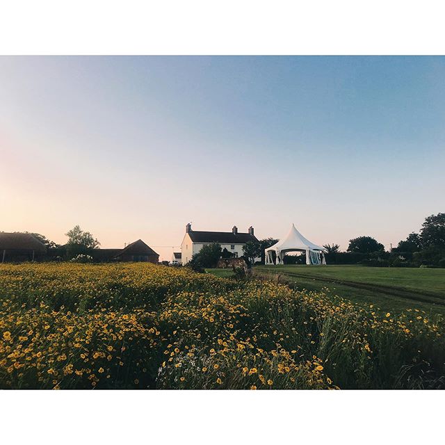 Thurning, Norfolk, UK 🇬🇧 .
Who said coming home was hard? (🙄) With green views, wild flowers &amp; balmy weather like this, we&rsquo;re actually not sure there&rsquo;s anywhere better.
.
We celebrated our good friends&rsquo; wedding in beautiful E