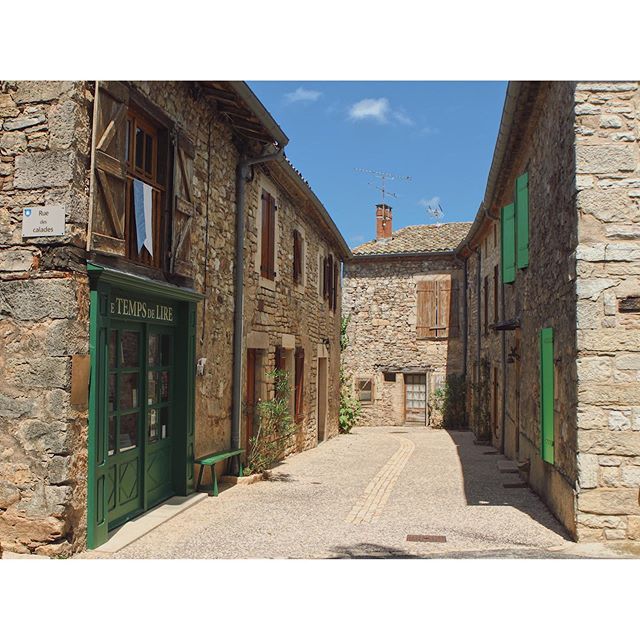 Le Temps de Lire, Puycelsi, South West France.
.
Time to Read: Nothing could sum up the last 3 weeks better.
.
Downtime in the villages of the Tarn means indulging in the luxury of tearing through books (the paper kind) often in the shade of a mediev