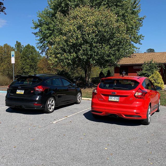 I love meeting new friends in the wild! This red ST is owned by an extremely friendly older gentleman who runs a small business photographing classic cars. #fordperformance #fost #focusst #cobbtuning #mountune