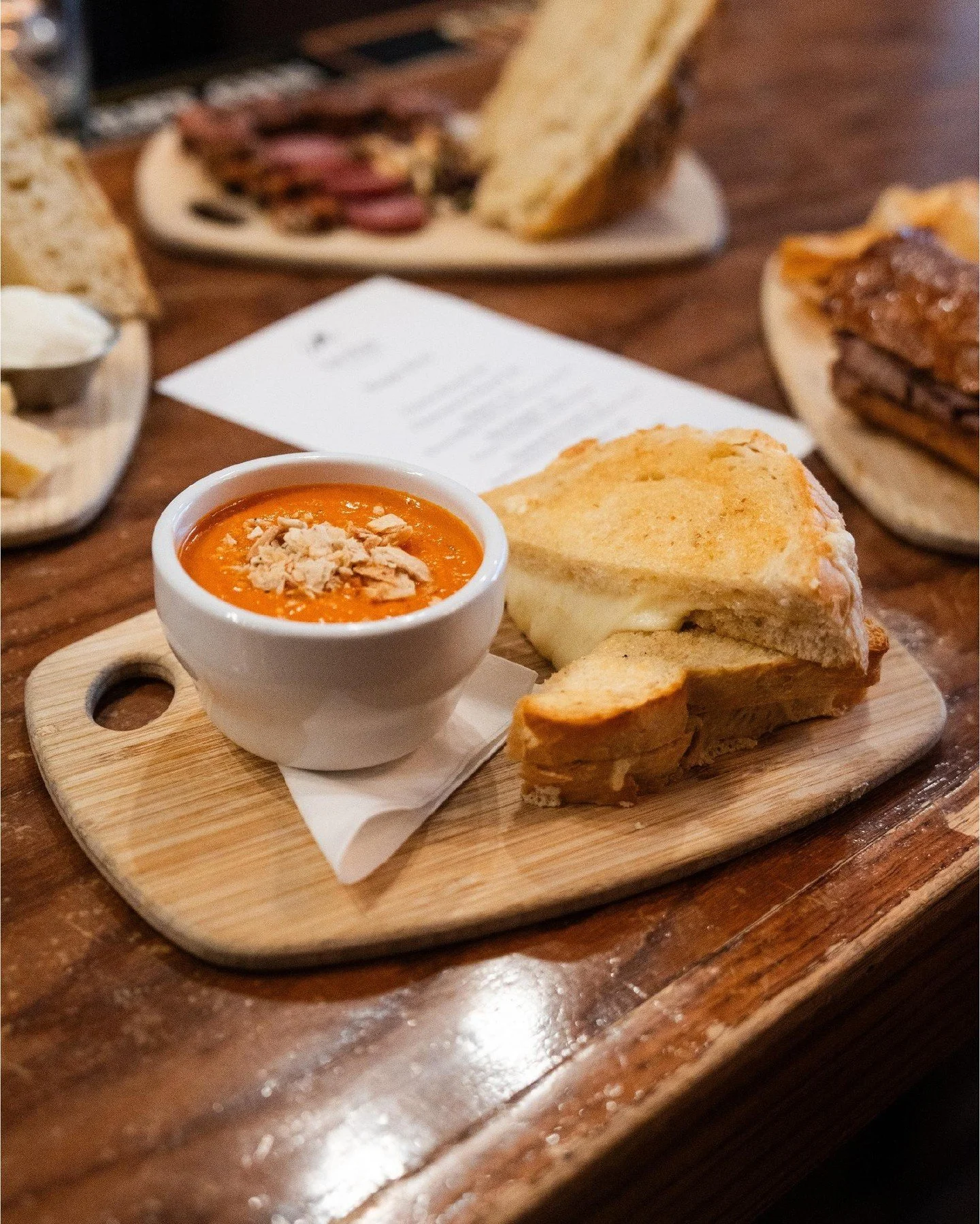 The fall forecast says to stay warm with grilled cheese & tomato soup. And who are we to argue with the experts? 😉🍁
Plus, our weekly Happy Hour that takes place ALL WEEK LONG from 4-6PM, which means DOUBLE the rewards points. Even more of a re