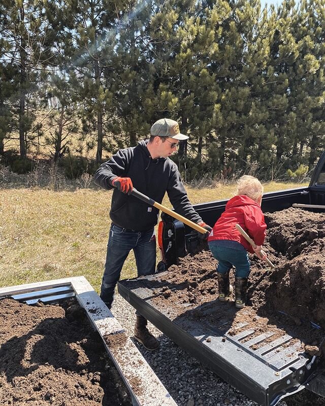 Me and my little dude shoveled some poo today.
📸: @joyofbecomingreal