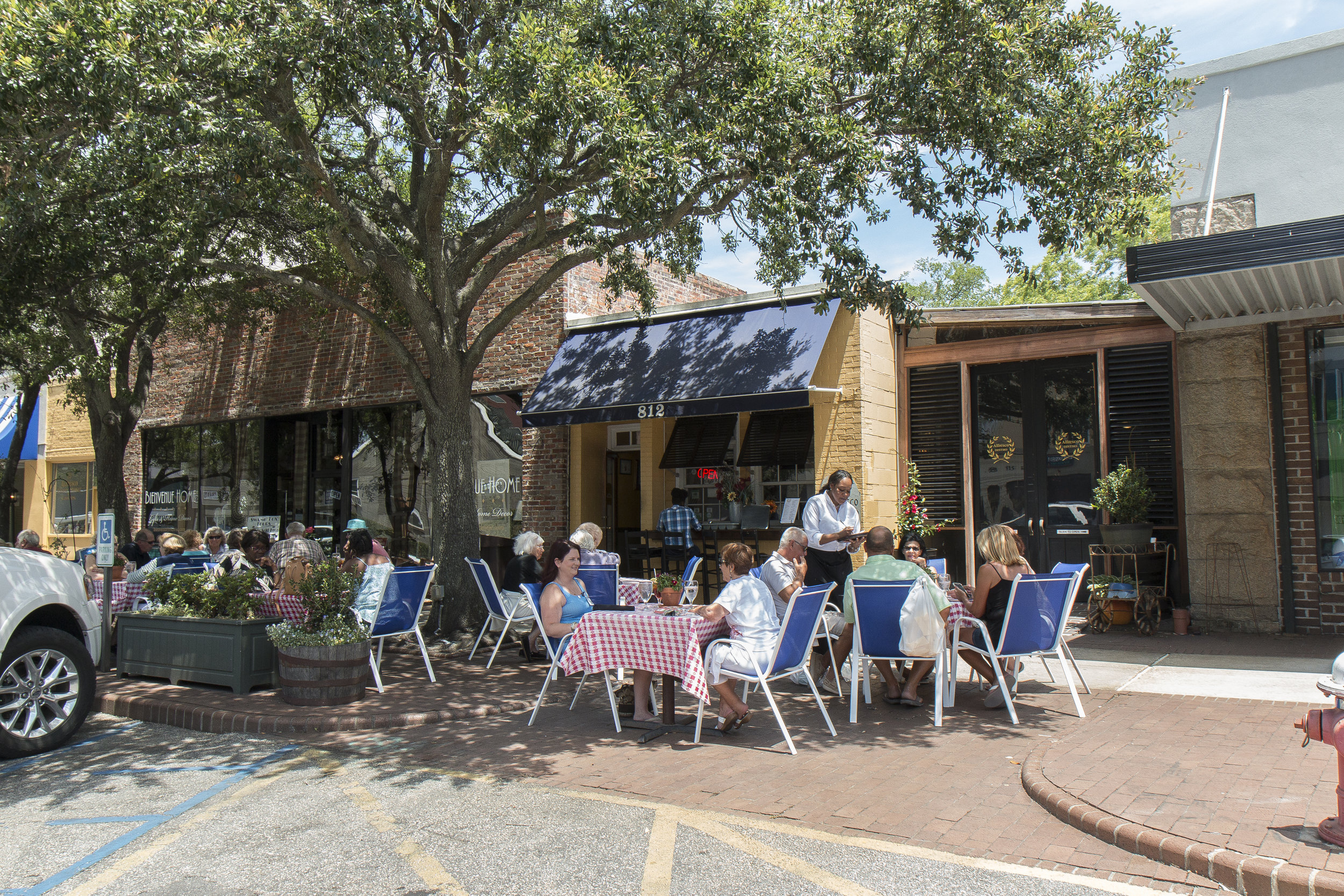 Alfresco dining outside 17.jpg