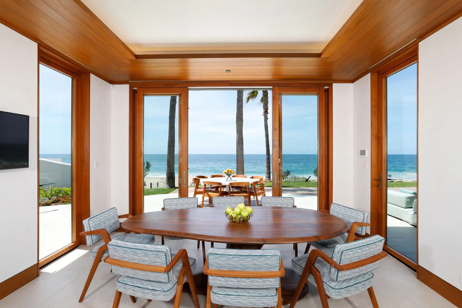 10-Contemporary-Beach-House-Dining-Room-Warm-Wood-Retractable-Doors-Ocean-View-Corbin-Reeves.jpg