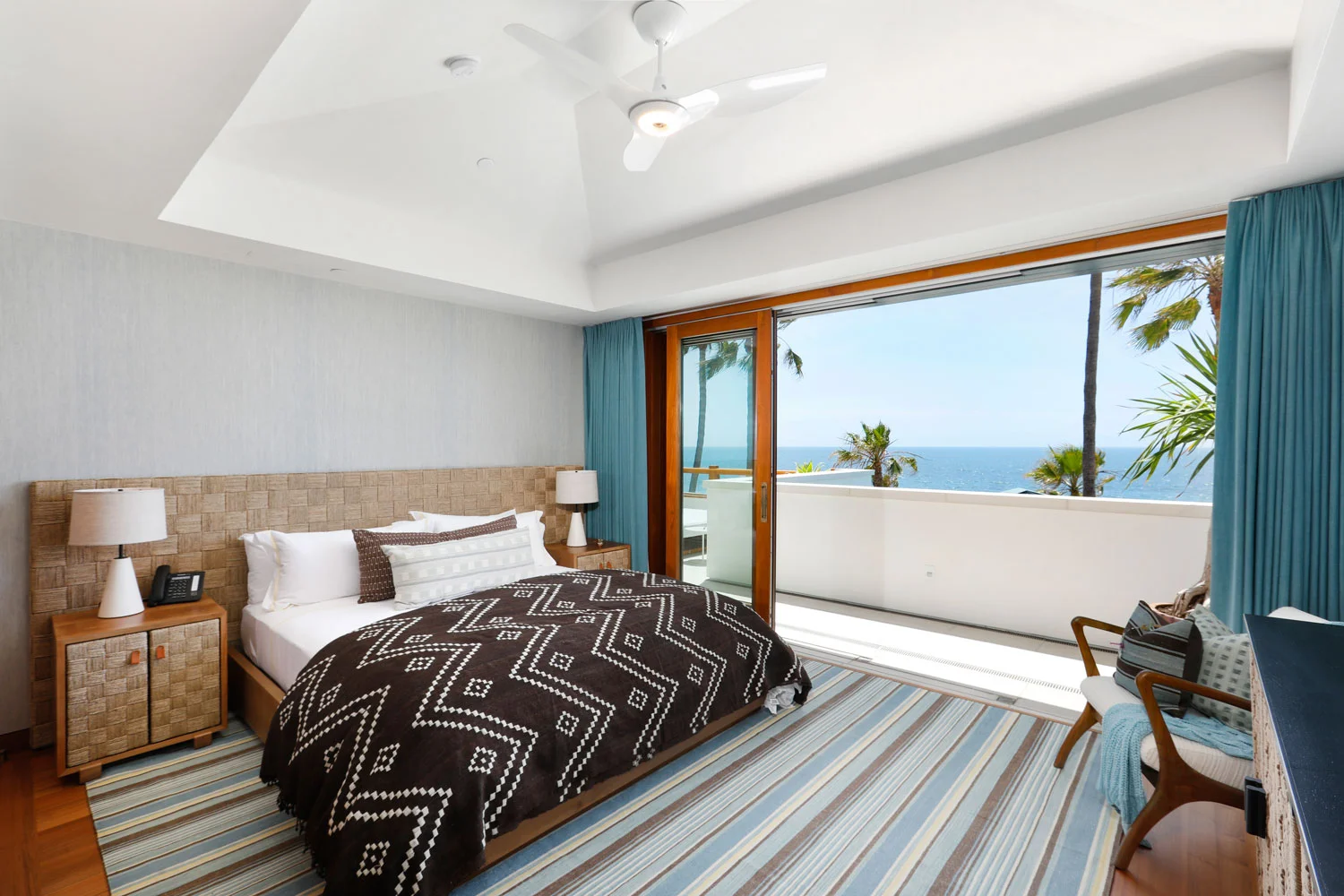 13-Beach-Style-Contemporary-Bedroom-Retractable-Doors-Patio-Corbin-Reeves.jpg