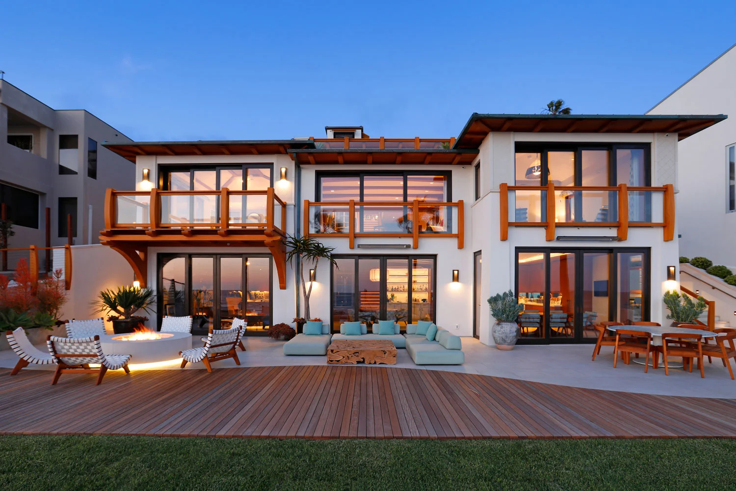 23-Contemporary-Home-Rear-Patio-Fire-Pit-Retractable-Doors-Corbin-Reeves.jpg
