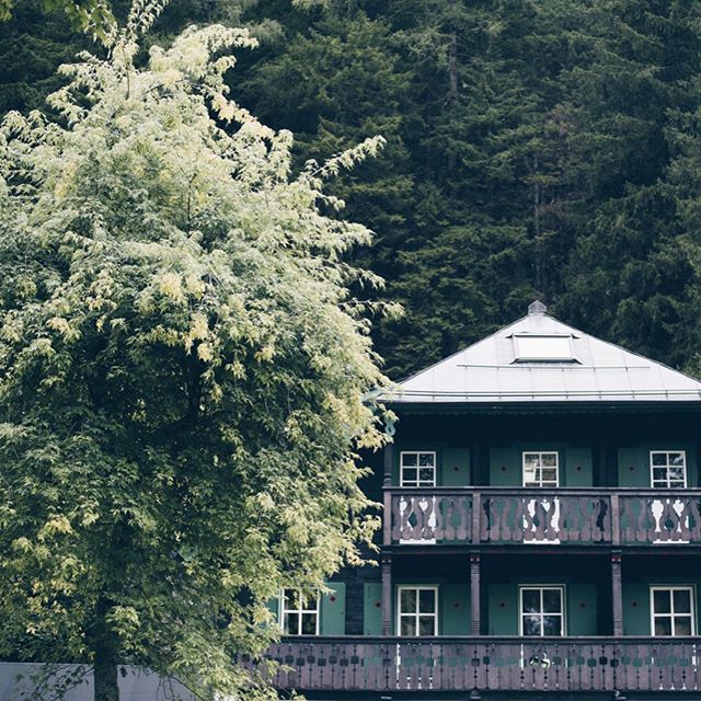Here she comes: Haus Barbara! A new find. A hidden gem. Tucked away in our beloved neighbouring Unesco world heritage village of Boeckstein. And let&rsquo;s just say: we are SO happy to finally introduce this beauty to you and yours. It ticks all the