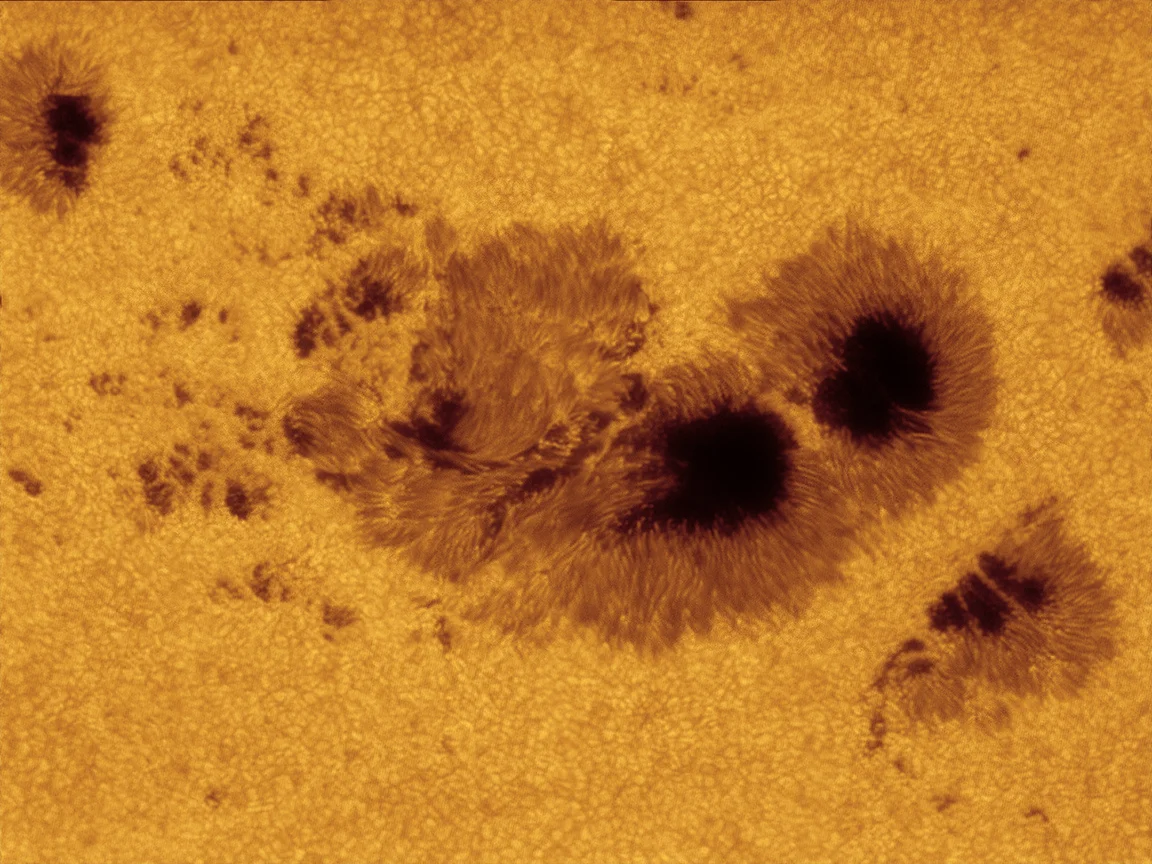 AR1520_071112.jpg