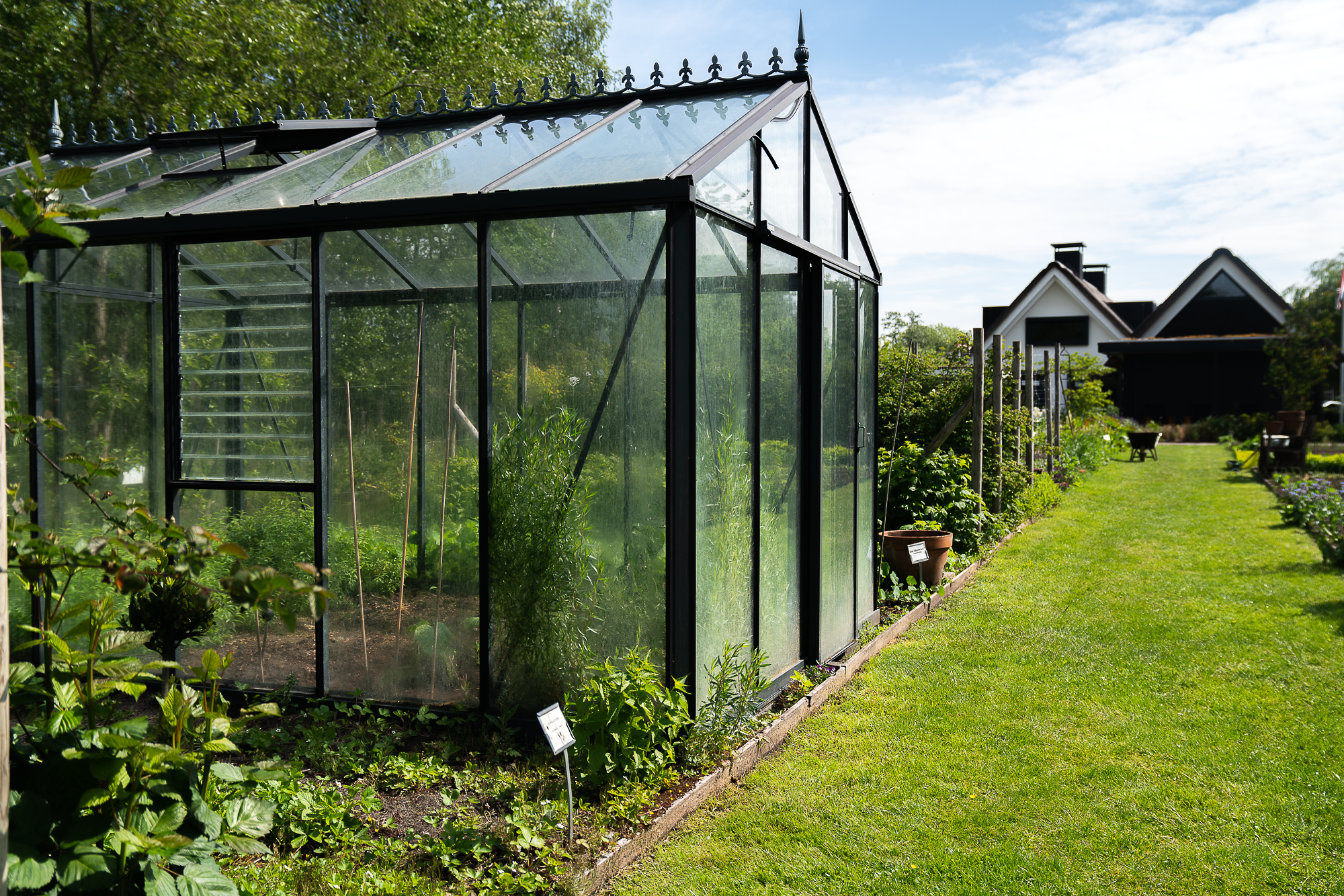 DeLindehof_hotel_garden_greenhouse.png