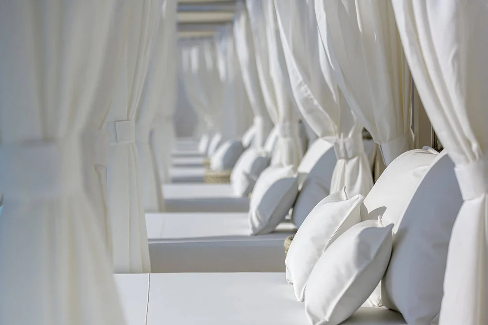 Hotel Valencia Las ArenasPISCINA CAMAS BALINESAS DETALLE.jpg