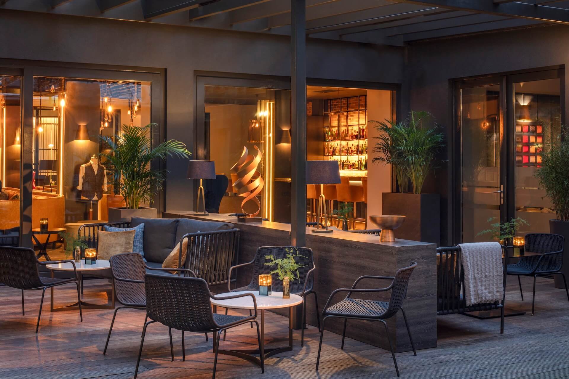 Anantara_Grand_Hotel_Krasnapolsky_Amsterdam_Bar_The_Tailor_patio_exterior_night.jpeg