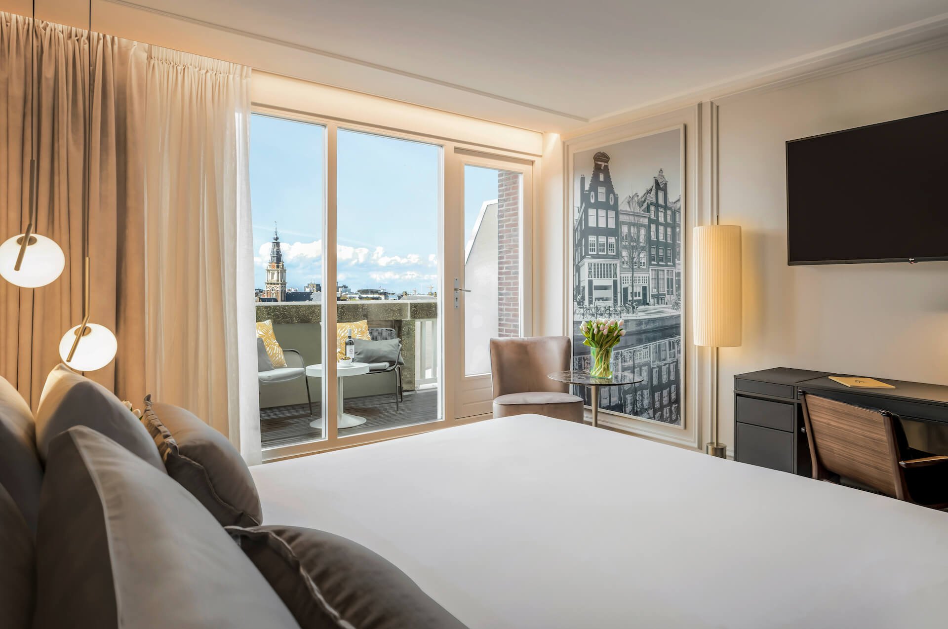 Anantara_Grand_Hotel_Krasnapolsky_Amsterdam_guest_room_Deluxe_with_rooftop_view_and_terrace_2.jpg