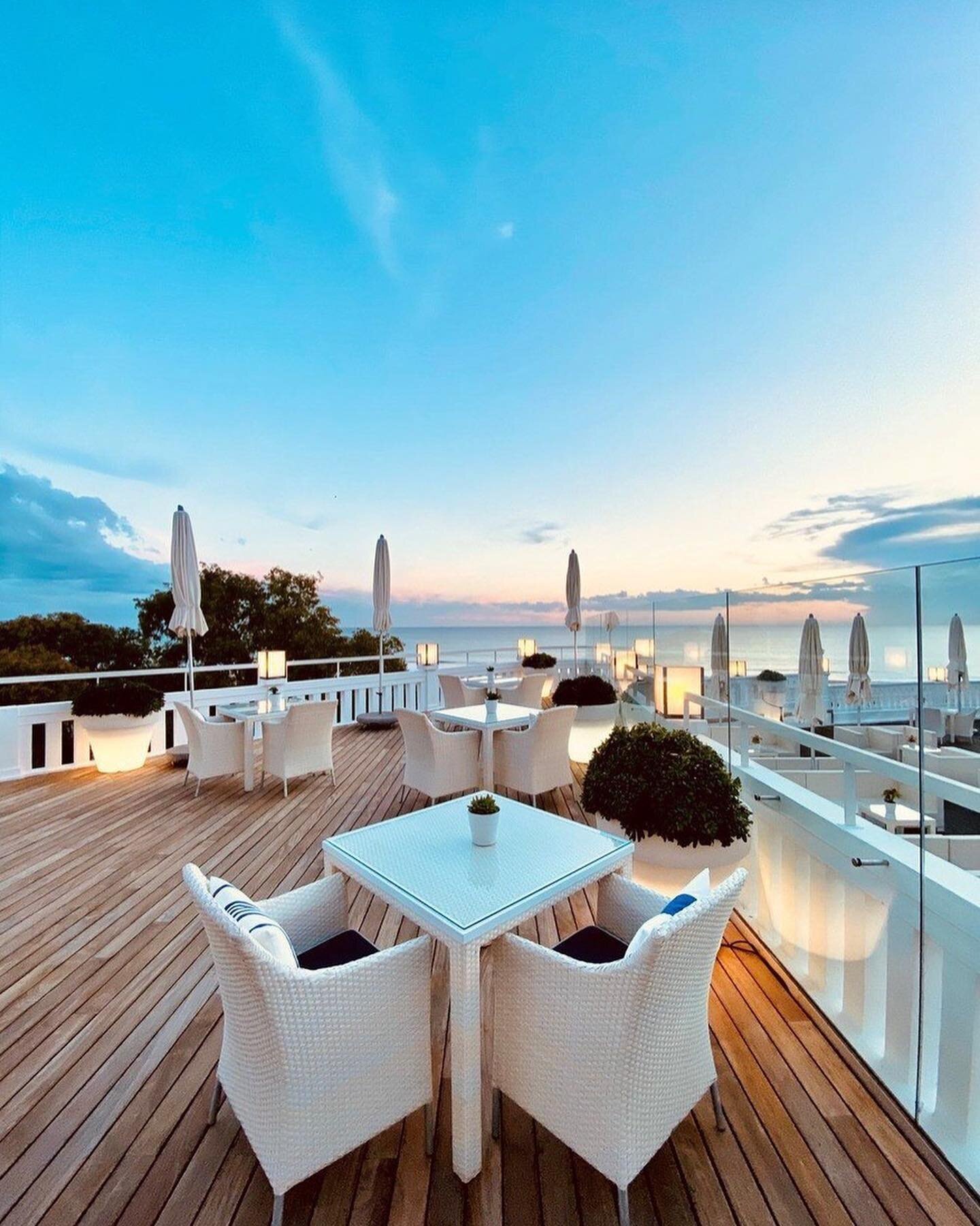 GUESS WHERE YOU CAN DINE IN A MICHELIN-STAR RESTAURANT OUTSIDE WITH THIS VIEW? 👨&zwj;🍳 Bearleaders in Food &amp; Hospitality, Michelin-star chef @joaooliveirachef, and General Manager Gon&ccedil;alo Narcisos dos Santos @gonzalonds, are your welcomi