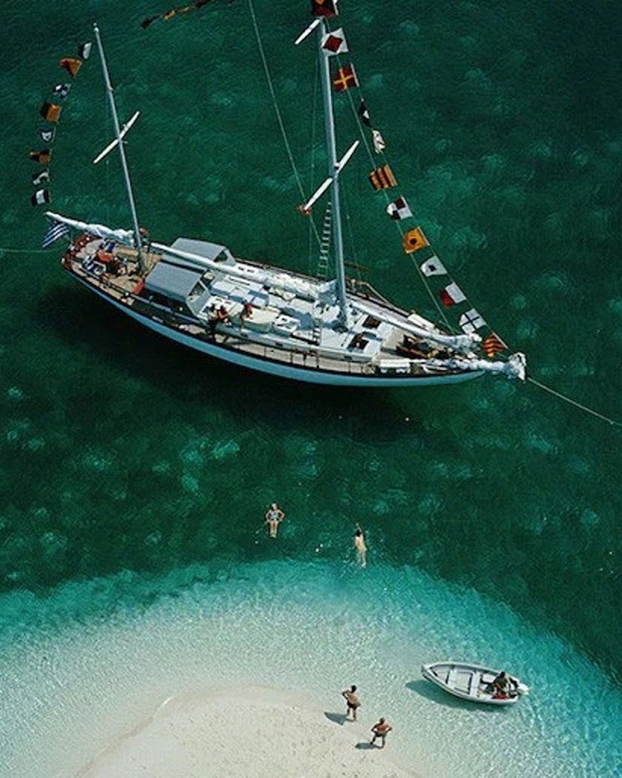 A YACHTING HOLIDAY TO DREAM OF ON EXUMA IN THE BAHAMAS, APRIL 1964 

📸 All credits for the stunning picture belong to @slimaaronsofficial