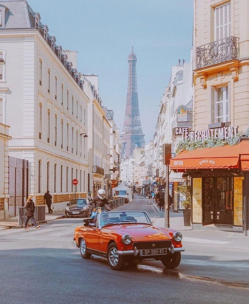 LETS GO CRUISING IN THE CITY OF LIGHT 🇫🇷

Find out where to park your car to have lunch, dinner, or drinks on The Bearleaders Guide of Paris on Bearleaders.com or link in bio. 

Photograph credits go to @evenskild