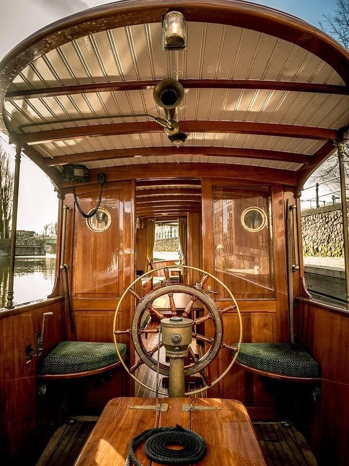 🛥️ HOP ON THIS HISTORIC SALON BOAT WITH YOUR PRIVATE GROUP TO CRUISE THE AMSTERDAM CANALS ENRICHED BY MICHELIN-STARRED LUNCH OR DINNER, HOSTED BY MICHELIN STAR CHEF TIM GOLSTEIJN @chef_t1m OF @bougainvillerestaurant. 

Bougainville was named World&r