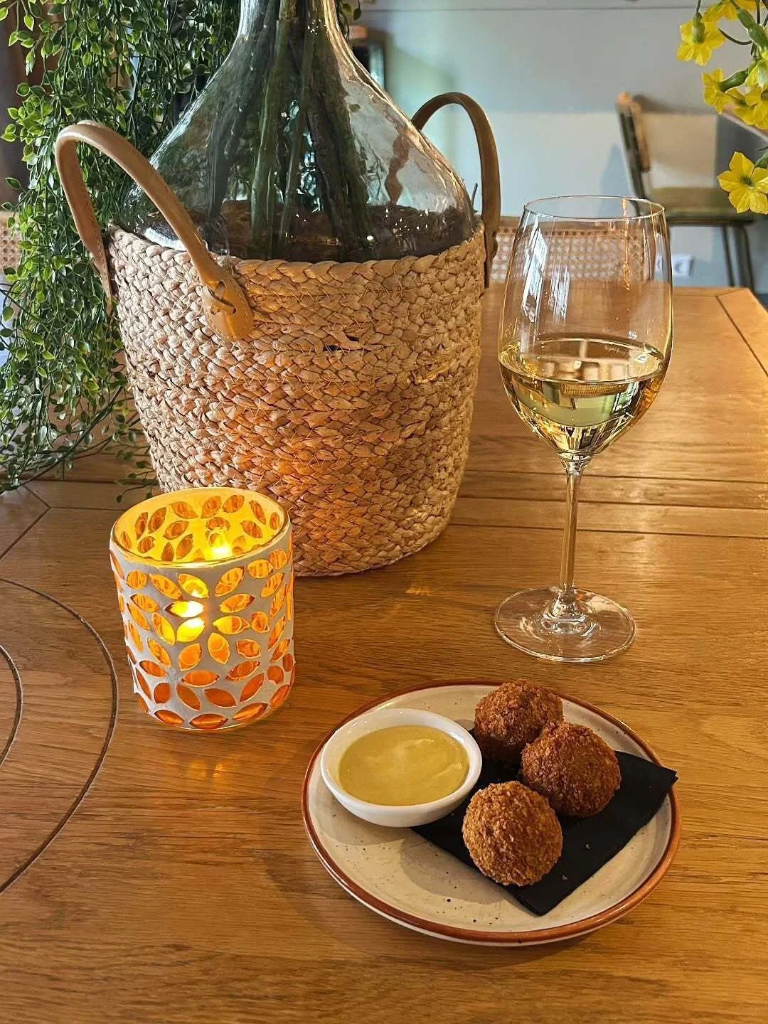 🍷 🍘 BITTERBALLEN &amp; WINE! THE FAVOURITE SNACK OF SO MANY DUTCH PEOPLE. FIND SOME OF THE RESTAURANTS WITH A GREAT WINE SELECTION ON THE BEARLEADERS GUIDE TO AMSTERDAM RESTAURANTS. 🍇 

Link in bio or search for: Bearleaders Guide to Amsterdam res