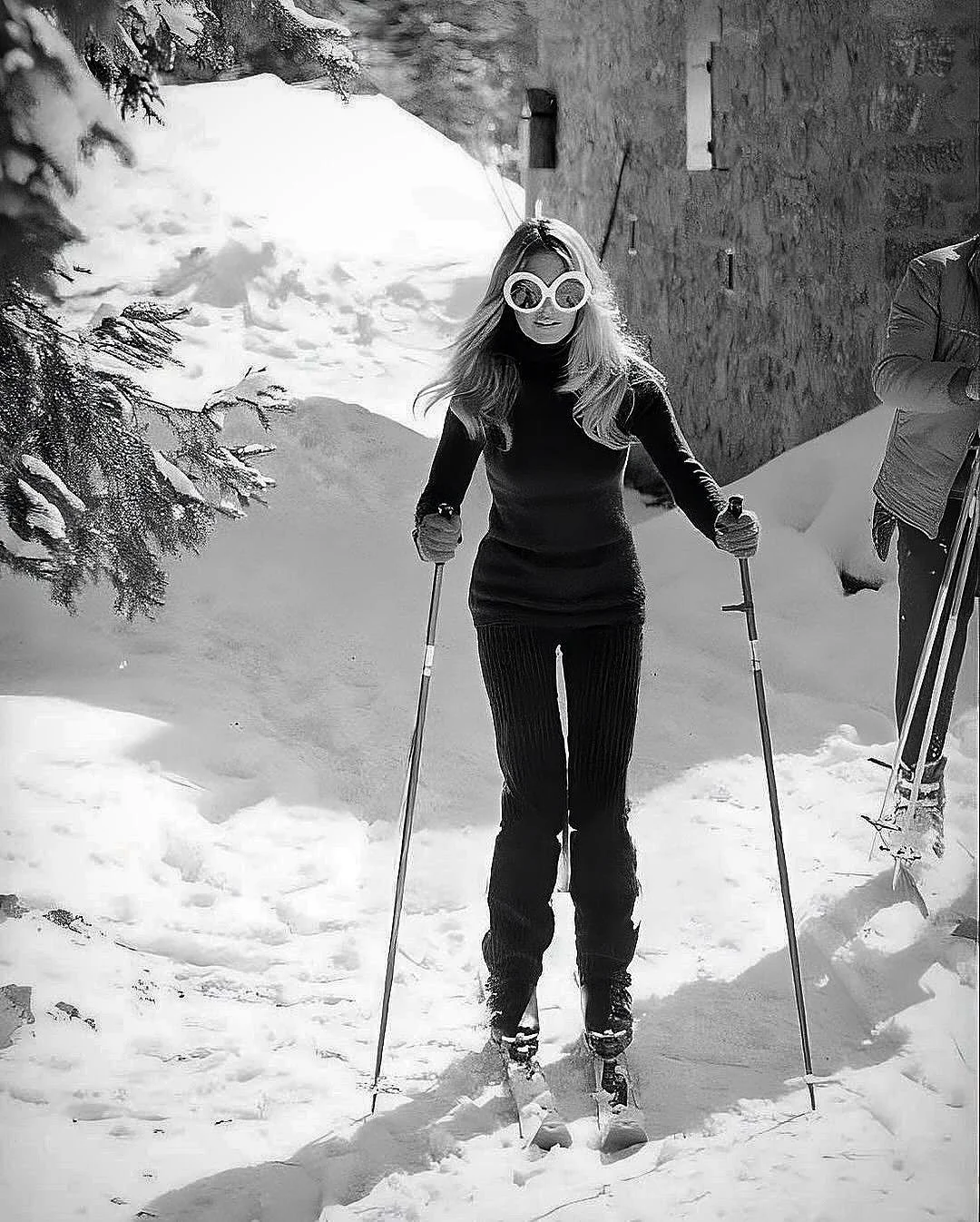⛷️ WE ARE SO READY FOR THIS WINTER VIBE! WHAT ABOUT YOU? HAPPY WEEKEND!😎 

Be inspired by the tastemaker of the sixties: Brigitte Bardot with glamorous ski glasses, fancy outfit, and....classy transport. She loved Avoriaz and Meribel in France, Cort