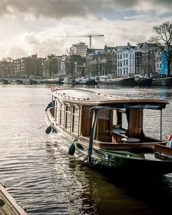 ⚓ CRUISE ALONG THE AMSTERDAM CANALS WITH FRIENDS OR FAMILY, SPLURGING ON A MICHELIN-STARRED WALKING DINNER OR LUNCH. 🍽️ 

Winter or summer, Bearleaders is offering you this unique experience. The boat is hosted by Bearleader in Food, Michelin star c