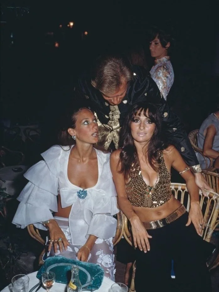 🍾 HAPPY FRIDAY TO YOU ALL 🥂 

Meet some of the tastemakers of the sixties! Marisa Berenson, Alberta Tiburzi and Franco Rapetti in Capri, September 1968 &mdash; Photo by Slim Aarons &copy; gettyimages
