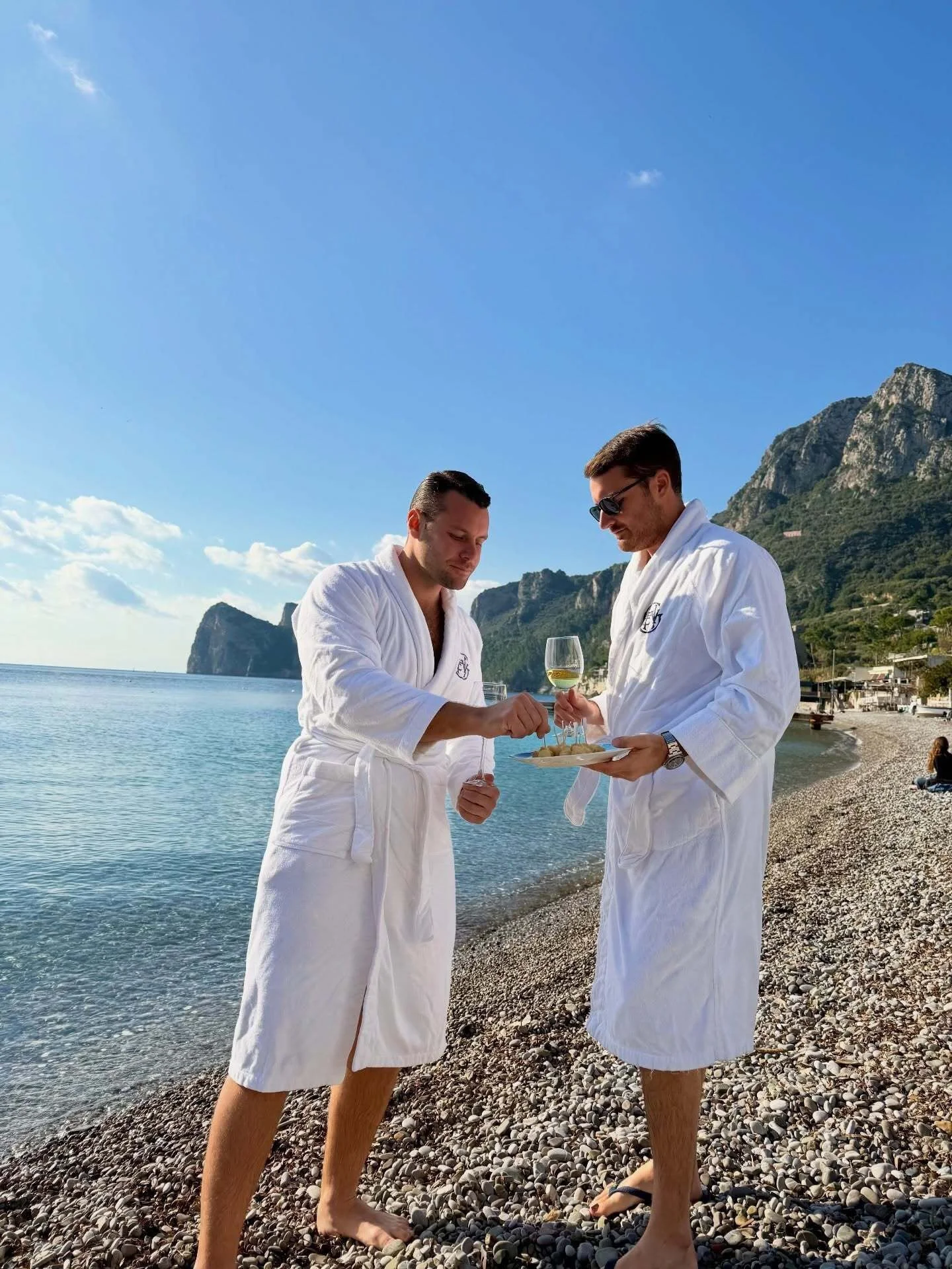 💛 HAPPY NEW YEAR TO ALL OUR FOLLOWERS, THE BEARLEADERS AND OUR DEAR PARTNERS! 

All credits for the picture and the reel: Bearleader in Hospitality Luca Fiorentino @luca__fiorentino of five-star hotel @excelsiorvittoria takes a December swim in the 