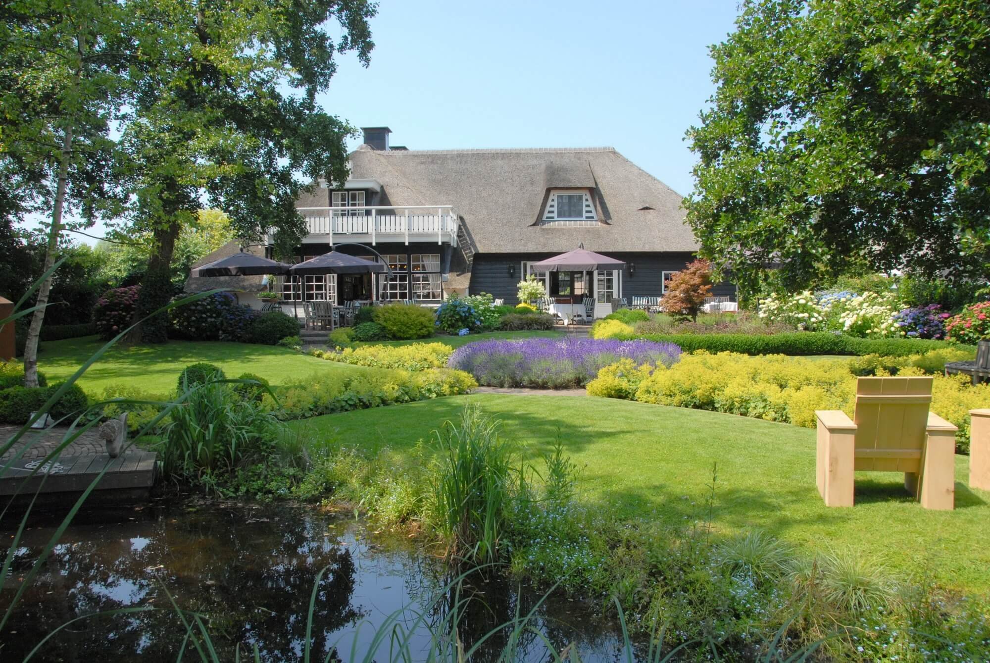 Experience little Venice of the North | Giethoorn