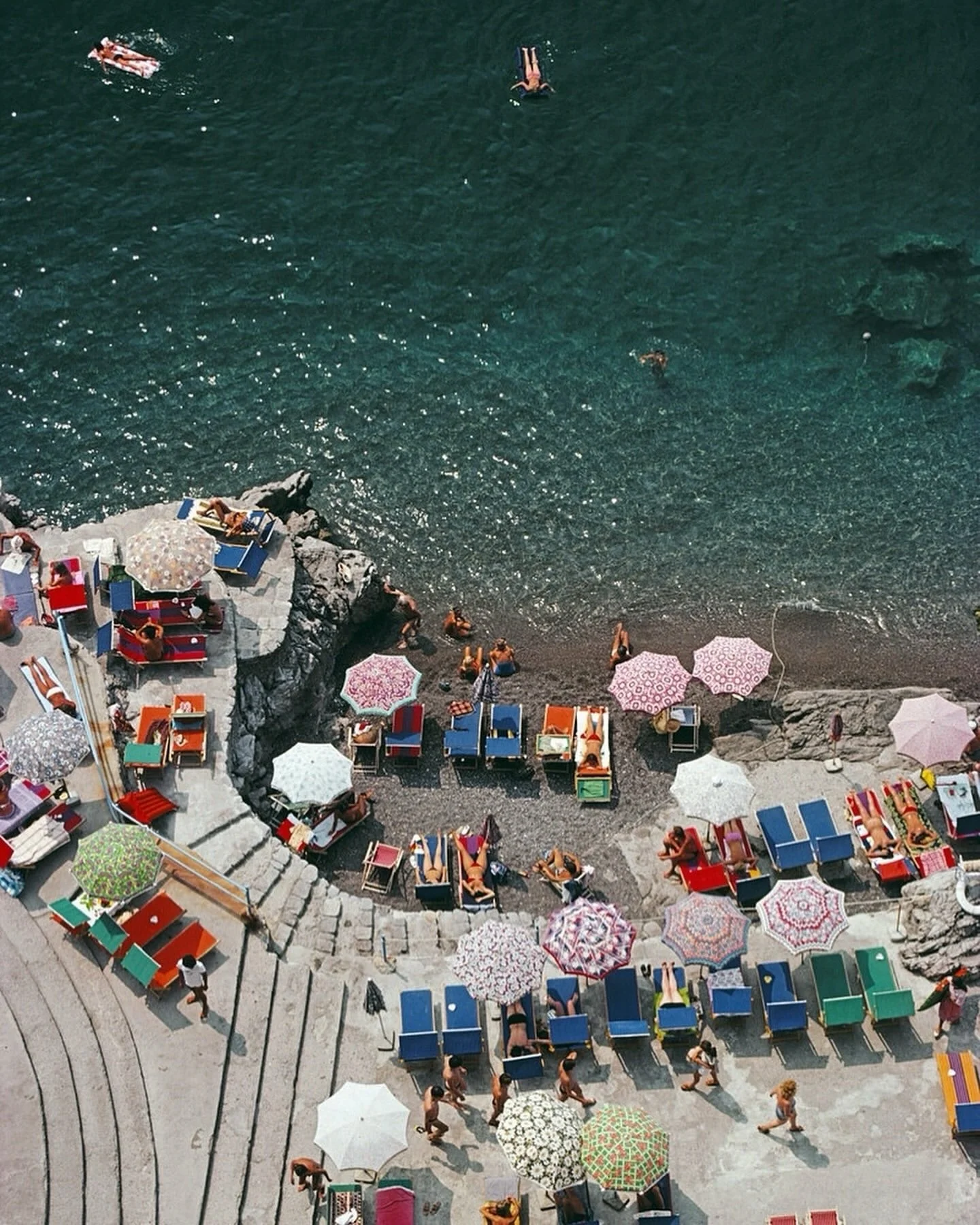SPRINGTIME! 🌼 WE ❤️ THE AMALFI COAST, PHOTOGRAPHED BY SLIM AARONS. HE CAPTURED &ldquo;ATTRACTIVE PEOPLE DOING ATTRACTIVE THINGS IN ATTRACTIVE PLACES&rdquo;. 

That is what we do too😊 We love Slim Aarons&rsquo; pre-social media photography, and it m