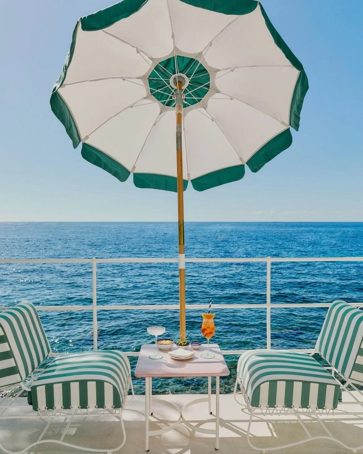 🍋 The Amalfi Coast cannot be missed this summer! This is the new place to be seen. 🍹 

Le Sirenuse opened this year Le Sirenuse Mare. Designed by the Sersale family of iconic @lesirenuse, this new beach club brings an extra dose of Dolce Vita to Ne