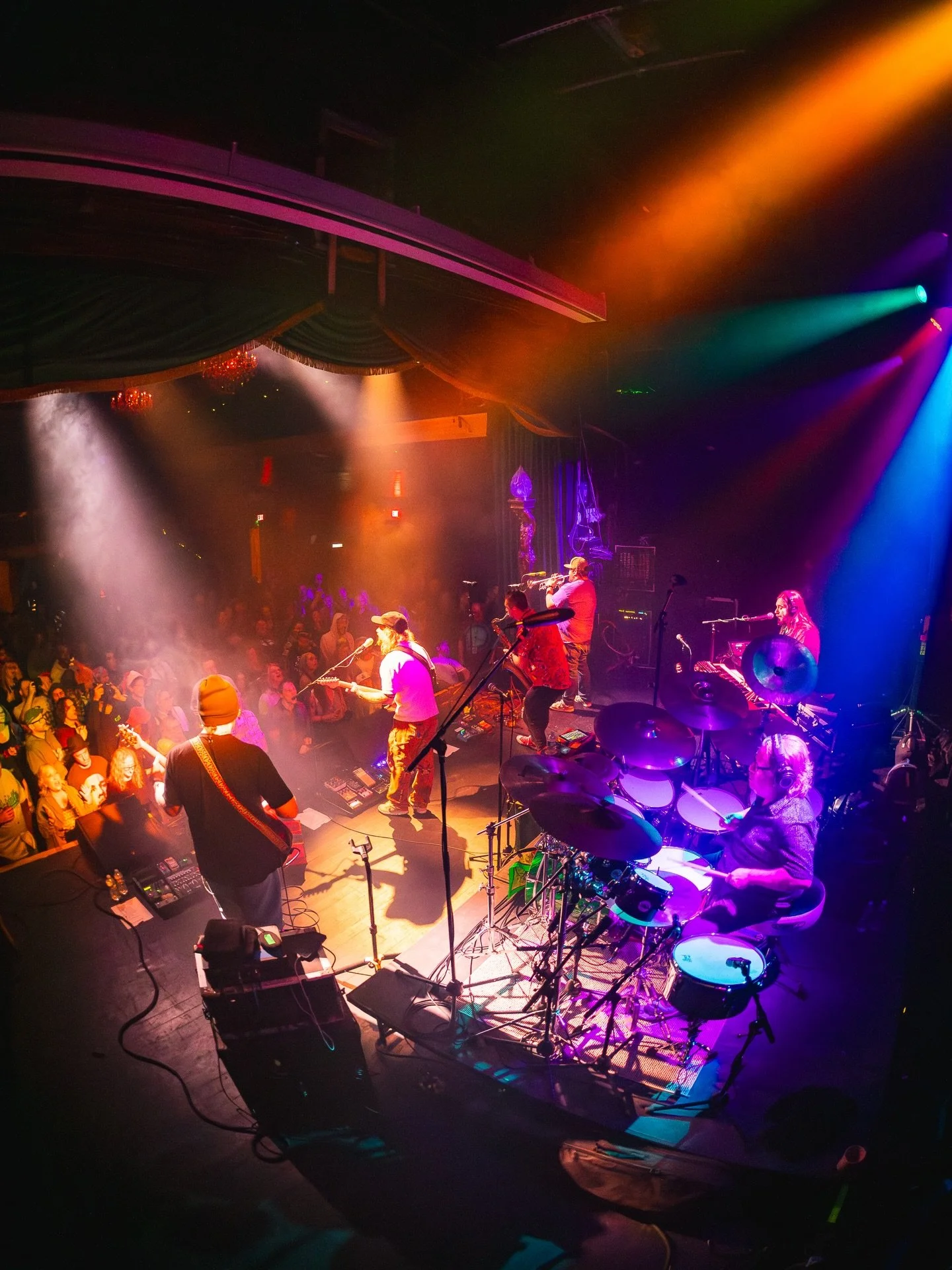 That&rsquo;s a wrap on the first run of Mihalidaze 🎄✨
Thank you to everyone who came out, sang loud, and brought the magic night after night. Big shoutout to @daleandthezdubs for bringing the energy. 

11.23.2025 - Bearsville Theatre - Woodstock, NY