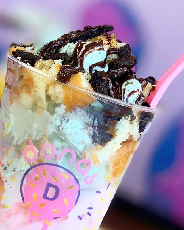 This mouthwatering Dona Sundae is calling your name!!!! This delicious treat has two ice cream scoop flavors, a donut and whatever syrups &amp; toppings you want. 👅🔥😋🍫🍨🍩
*
Don&rsquo;t forget that you can either &ldquo;WALK-IN &amp; GO&rdquo; or
