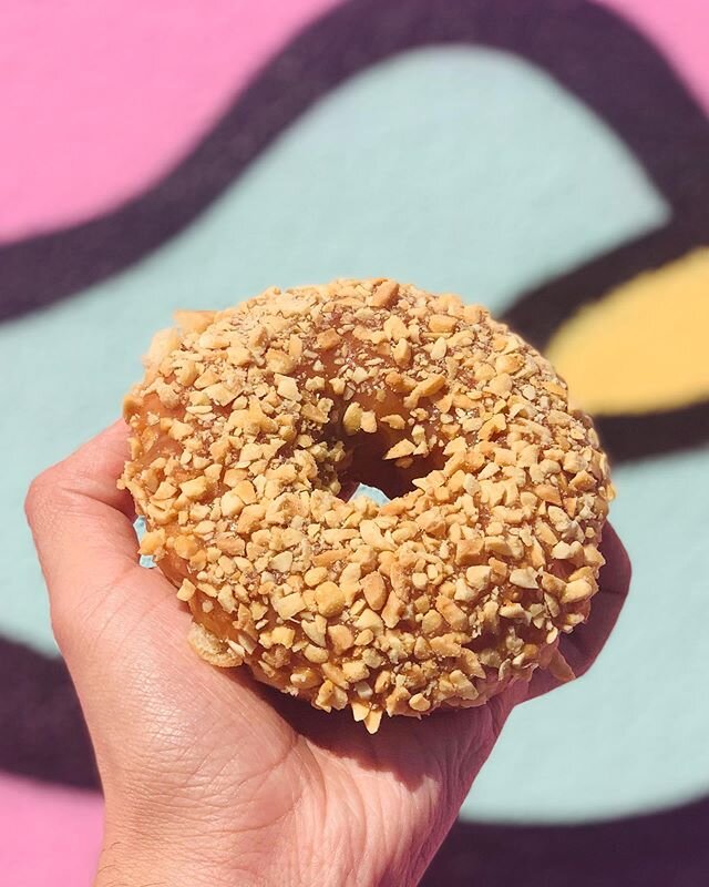 Our Caramel Apple Donut is delicious AF. It has the perfect amount of cajeta, apples and peanuts!!! 💕🔥😍🍎🥜
*
Don&rsquo;t forget that you can either &ldquo;WALK-IN &amp; GO&rdquo; or you can call us to place your orders for pick up:
DONAS DOWNEY
8