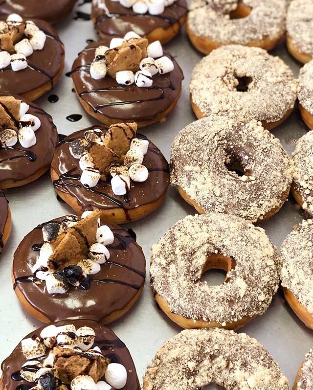 S&rsquo;mores donuts + Choco Mazap&aacute;n donuts = BEST THURSDAY EVER. 🥳🔥🍩🍫❤️
*
Don&rsquo;t forget that you can either &ldquo;WALK-IN &amp; GO&rdquo; or you can call us to place your orders for pick up:
DONAS DOWNEY
8636 Imperial Highway, Downe