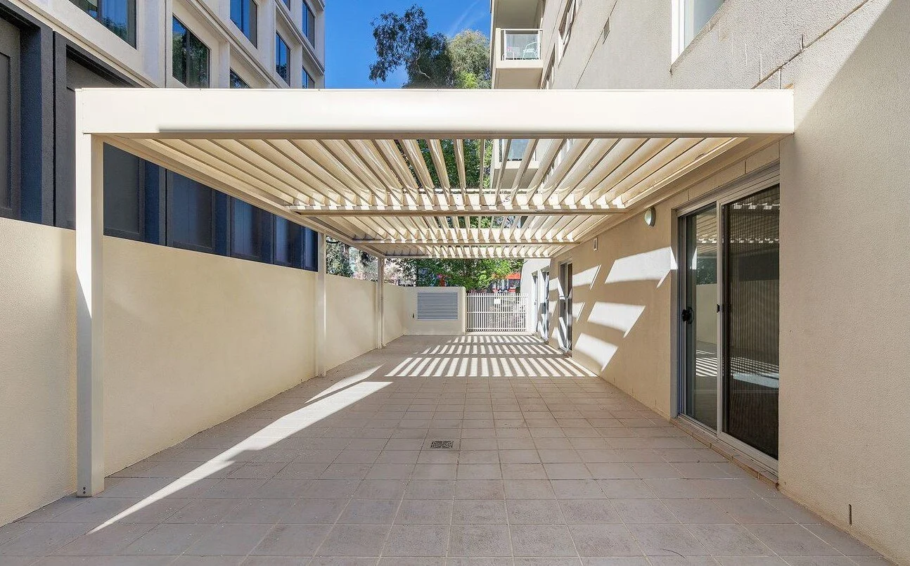 3 unit classic cream courtyard single beam.jpg