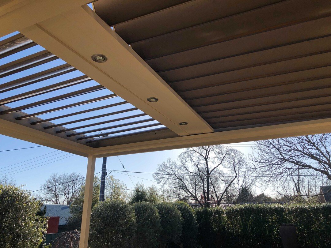 The Vergola is an automatic opening louvre roof. Each bay of louvres can be operated individually or all together as desired.
. ☝️ click the link in our Bio ☝️ to find out more. 
.
#vergola #vergolaact #openingroof #canberra #canberrabuilder #wollong