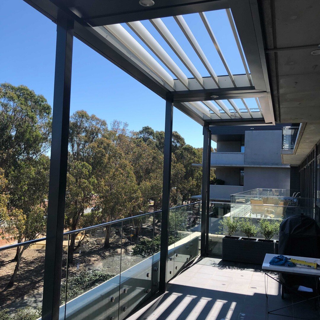 We never get tired of seeing the shows from a newly completed Vergola project.
. ☝️ click the link in our Bio ☝️ to find out more. 
.
#vergola #vergolaact #openingroof #canberra #canberrabuilder #wollongong #canberrabusiness #Pergola #deck #patio #pa