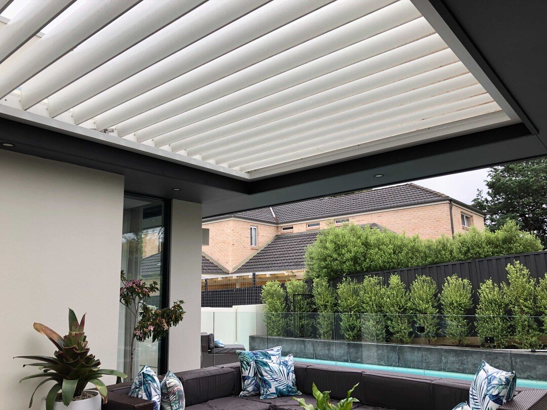 Open up your outdoor living space with a felxble and versatile Vergola opening. Australian made using @colorbondsteel 
. ☝️ click the link in our Bio ☝️ to find out more. 
.
#vergola #vergolaact #openingroof #canberra #canberrabuilder #wollongong #ca