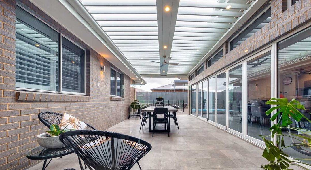 Australia's first complete louvre roofing system!

. ☝️ click the link in our Bio ☝️ to find out more. 

. #vergola #vergolaact #openingroof #canberra #canberrabuilder #wollongong #canberrabusiness #Pergola #deck #patio #patiodesign #masterbuilder #H