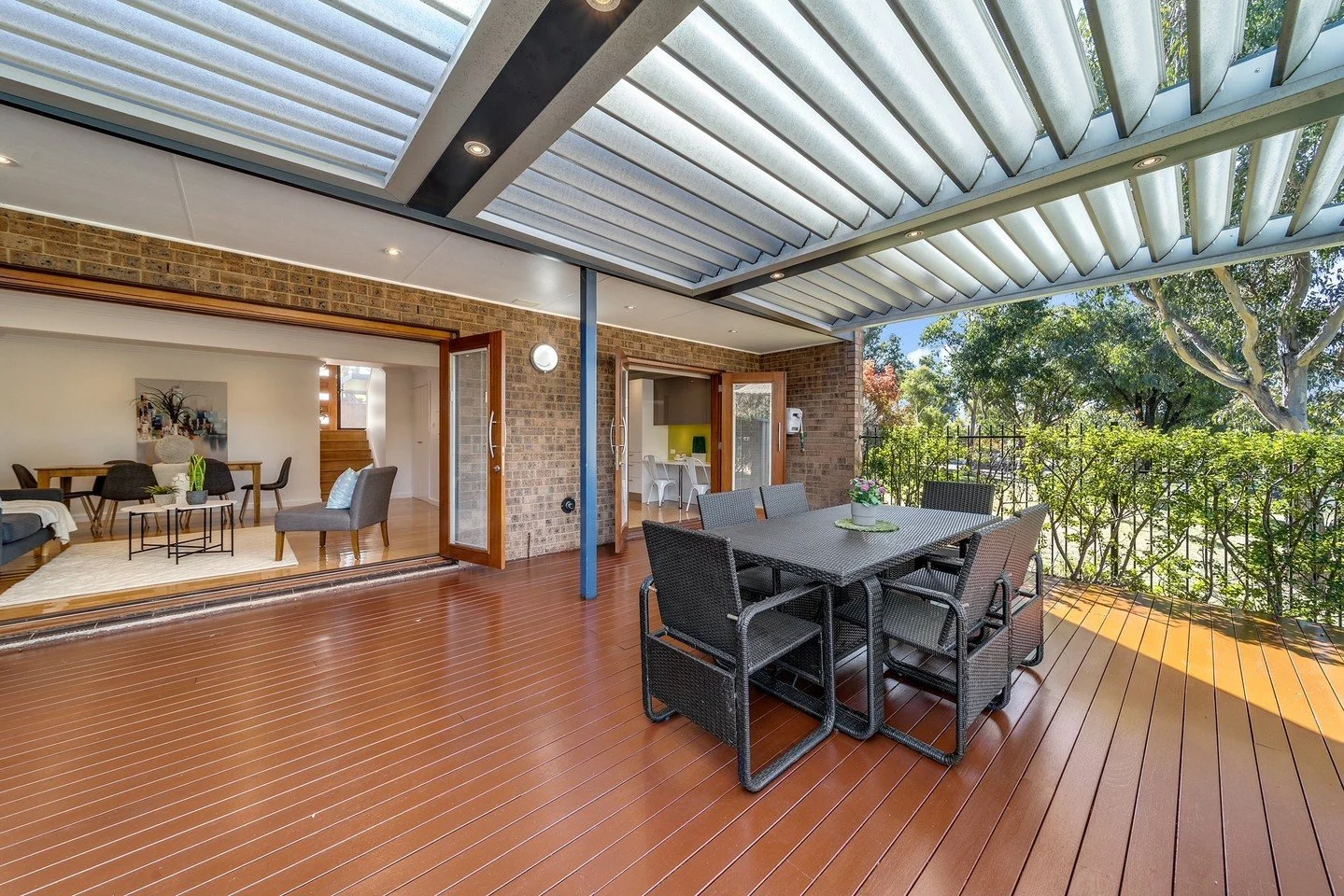 Control your sunlight. Control your shade. With Vergola’s adjustable louvres you decide how much light comes in — filtered, full sun or full shade — all at the push of a button. ☀️🌤️ 
Get in touch with us today for a free measure