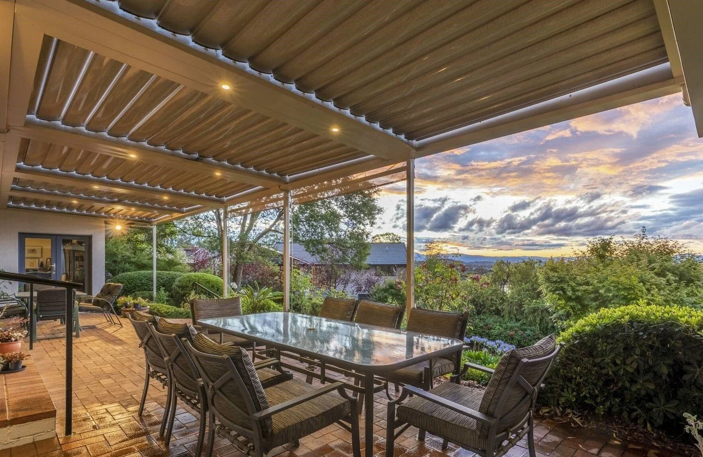 Unexpected shower? No problem. Vergola&rsquo;s automatic rain sensor closes the roof as soon as rain hits &mdash; so your outdoor area stays dry. Rain or shine, you&rsquo;re covered 

Get in touch with us today for a free measure and quote! 

#vergol