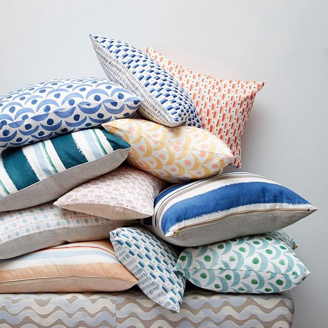 These patterns, those colors, this pile of billowy pillows... @rebecca_atwood is dishing out all the elements of #whatwelove this #wednesday! &bull;
&bull;
&bull;
&bull;
#designdetails #interiordesign #designinspo #designcrush #interiors #interiorins