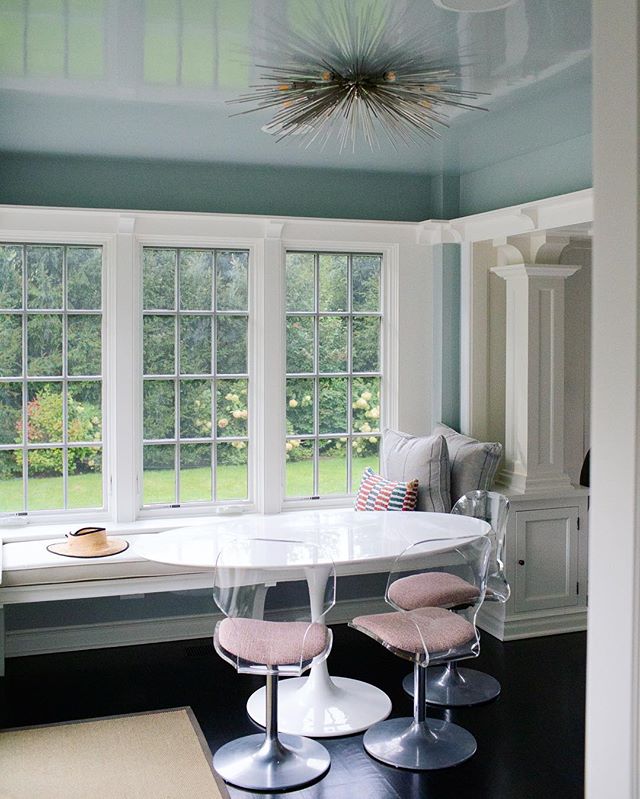 High gloss ceilings are so stunning (especially done in this cheery blue tone) that we forgot to straighten the chairs before photographing @mamanaughton&rsquo;s breakfast nook. Eh... we&rsquo;re not styling perfectionists. But we are decorative pain