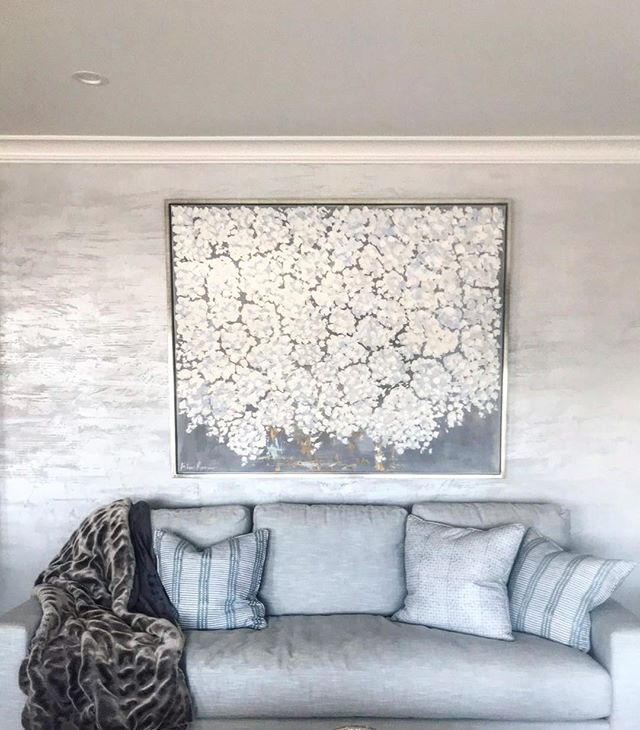 Shimmery textured walls in our Oyster Bay finish will bring a little bling to any Monday! // Collab w designer @nancyjgalasso. &bull;
&bull;
&bull;
&bull;
#designdetails #interiordesign #designinspo #designcrush #interiors #interiorinspo #ctdesigner 