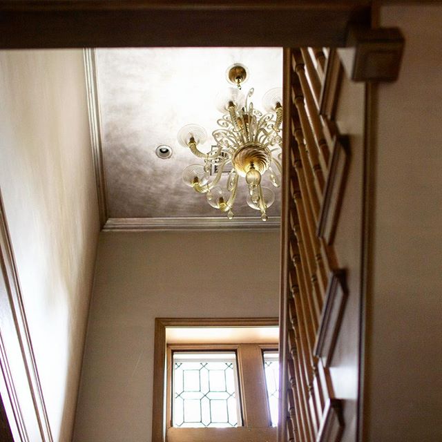 A silver leafed ceiling above a staircase is like ascending up to a sparkling cloud that greets you with shimmer as you head off to a dream-filled sleep. &bull;
&bull;
&bull;
&bull;
#designdetails #interiordesign #designinspo #designcrush #interiors 