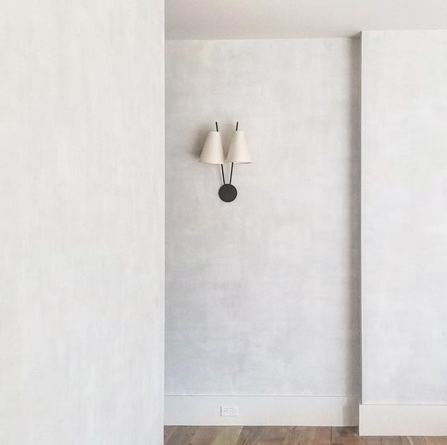 Simplicity can pack a punch! // Our gorgeous Matte Plaster Finish walls done for clients of the ever lovely @kerrirosenthal in #WestportCT. &bull;
&bull;
&bull;
&bull;
#designdetails #interiordesign #designinspo #designcrush #interiors #interiorinspo