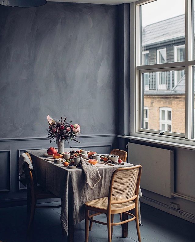 We don't know #whatwelove most here: that moody wall finish, those gorgeous flowers, or the delicious spread of citrus. Either way, can we come over for brunch next time, @signebay?
&bull;
&bull;
&bull;
&bull;
#designdetails #interiordesign #designin